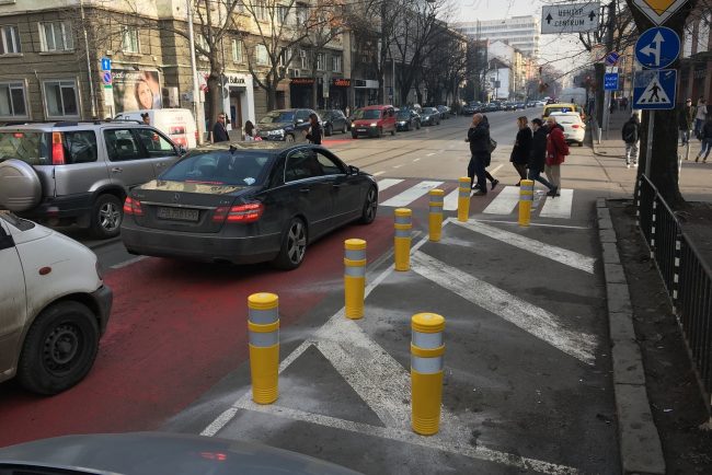 Жълти гъвкави стълбчета делинеатор NOVA преди пешеходна пътека за осигуряване на видимост
